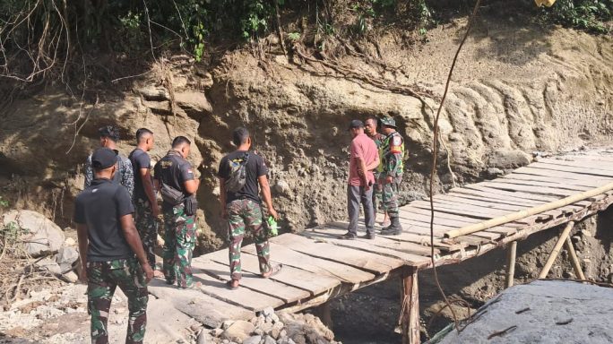 Babinsa Koramil 03/TG Dampingi Satgas Gulbencal Tinjau Lokasi Pembangunan Jembatan Bailey di Desa Gayo Setie