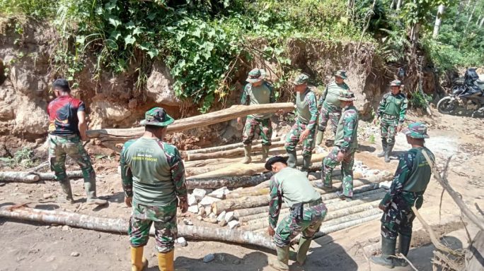 TNI dan Warga Gotong Royong Bangun Jembatan Darurat di Timang Gajah Bener Meriah