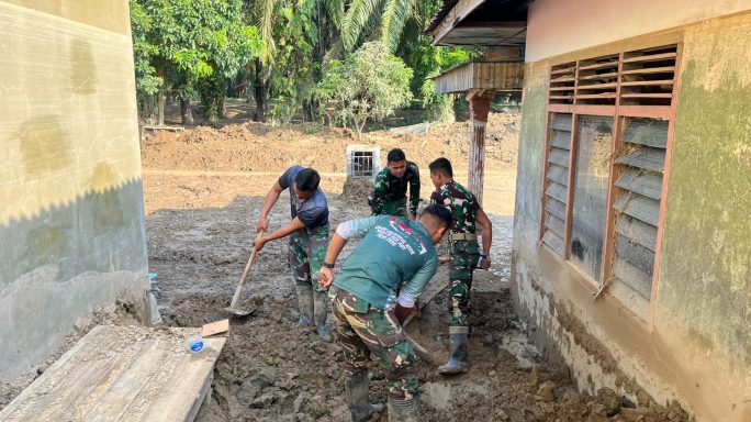 Babinsa Koramil 05/Tamiang Hulu Bantu Bersihkan Rumah Warga Pasca Banjir