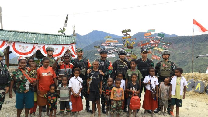 Danrem 173/PVB Bersama Dansatgas Yonif 112/DJ Tebar Kepedulian dan Berbagi Kasih di Pedalaman Papua