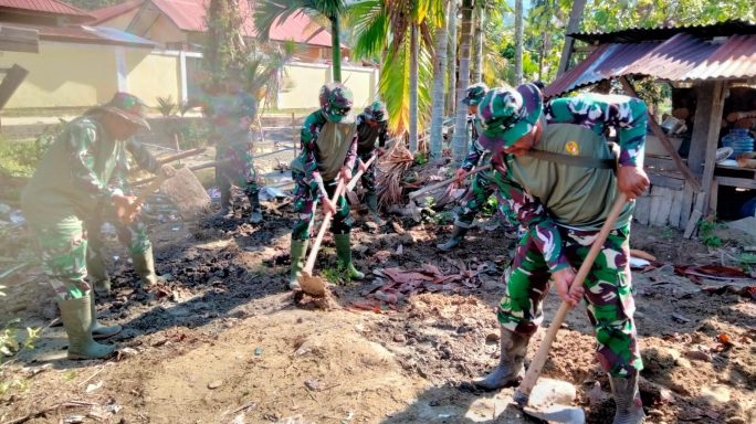 Pasca Pemulihan Babinsa Gotong Royong Bersama Warga Bersihkan Lingkungan