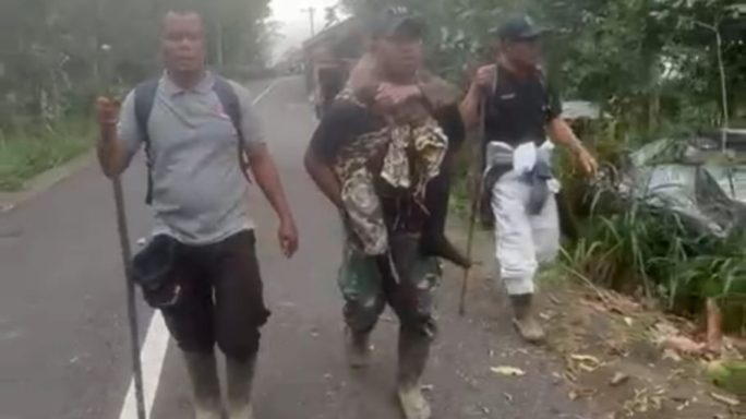 Aksi Prajurit Yonif 114/SM lintasi medan sulit evakuasi lansia 80 tahun di Bener Meriah
