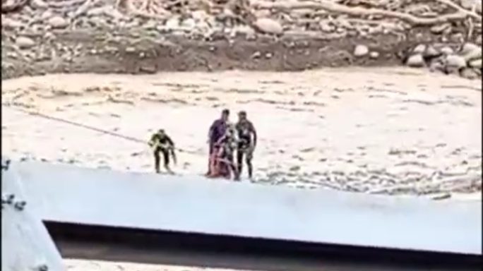 Aksi Heroik Tiga Prajurit TNI AD Selamatkan Warga yang Terjatuh dari Sling di Sungai Burlah