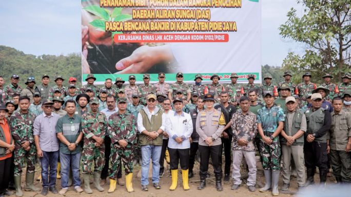Kodim 0102/Pidie, Polres , Pemda & DLHK Aceh Tanam 1.000 Pohon di DAS Krueng Seunong Pidie Jaya