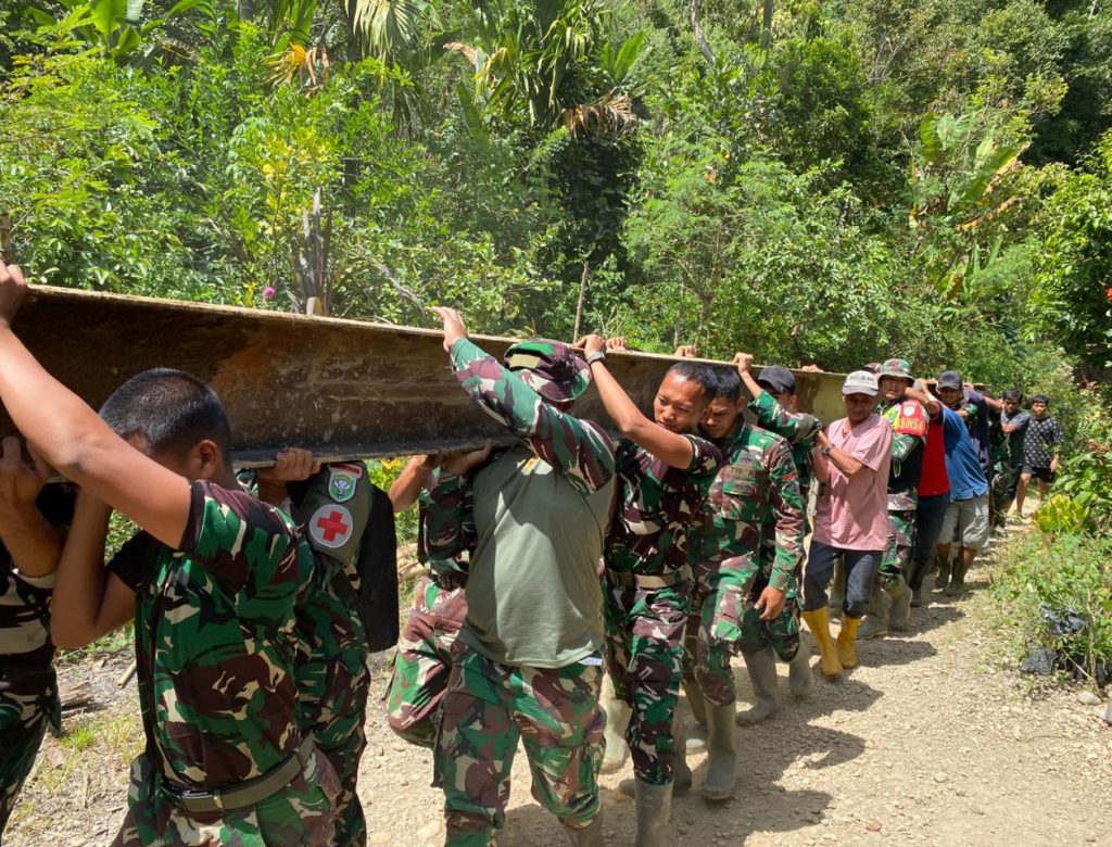 TNI dan Warga Gotong Royong bangun Jembatan Darurat di Desa Termiara, Aceh Tamiang