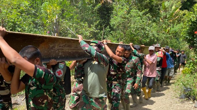 TNI dan Warga Gotong Royong bangun Jembatan Darurat di Desa Termiara, Aceh Tamiang