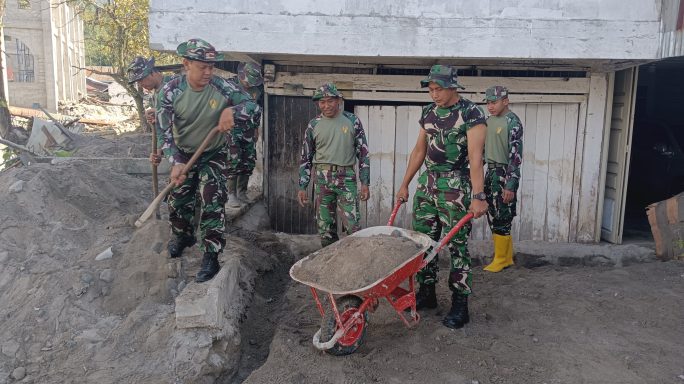 Percepat Pemulihan Dampak Bencana Banjir, Satgas Gulbencal Bersihkan Sisa Material Di Rumah Warga