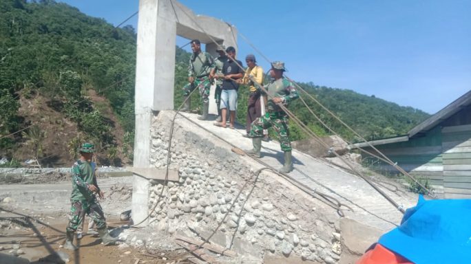 Babinsa Jajaran Kodim 0108/Agara dan Warga Gotong Royong Perkuat Jembatan Gantung Desa