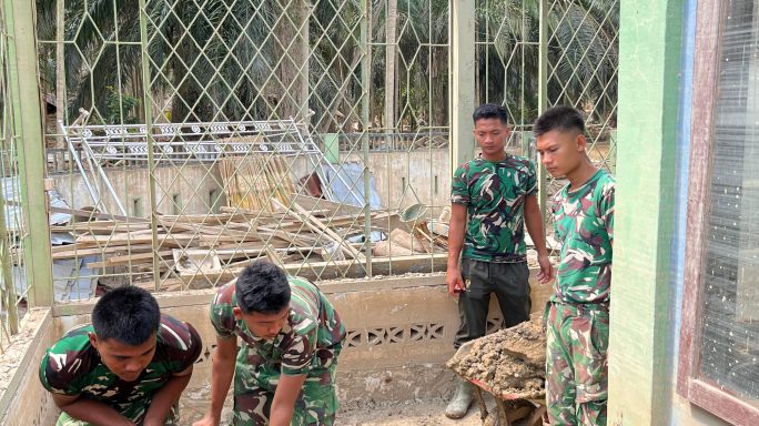 Semangat Anggota Koramil 05/Tamiang Hulu Bersama Batalion TP 902/SPG Bersihkan Masjid Baiturrahman