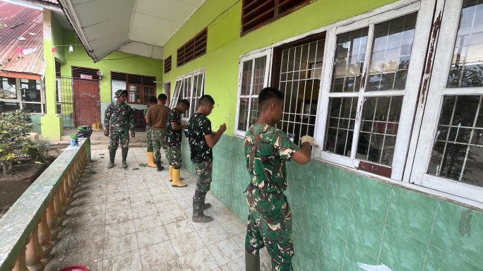 Rusak Akibat Banjir, Yonif TP 899/Bata Satya Gardapati Renovasi SDN 1 Tualang Cut, Aceh Tamiang
