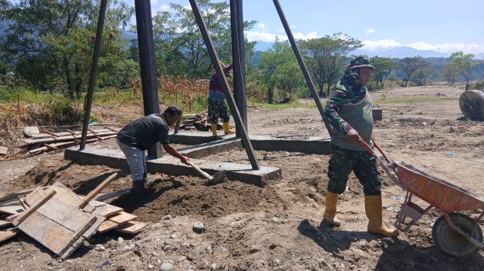 Babinsa Bersama Warga Kerja Bhakti Cor Tiang Penahan Jembatan Gantung