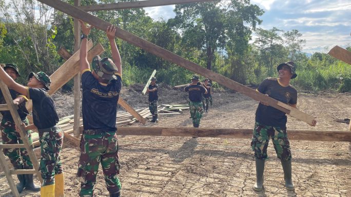 Wujud Kepedulian TNI, Personel Brigif TP 90/YGD Bantu Pembangunan Masjid Pascabanjir