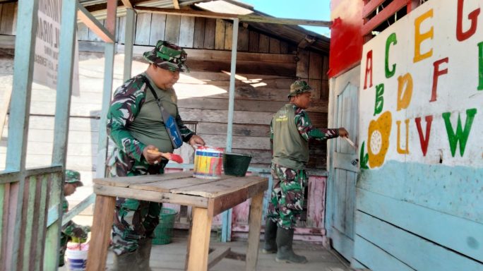 Peduli Pendidikan dan Keagamaan, Babinsa Bantu Pengecatan Dinding Gedung Sekolah