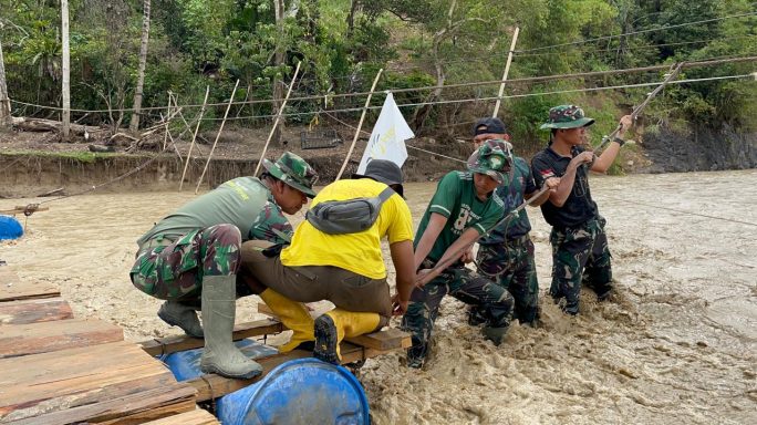 Rusak akibat arus sungai, Personel Kodim 0106/Aceh Tengah bersama Warga Gotong royong Perbaiki Jembatan darurat Reje Payung