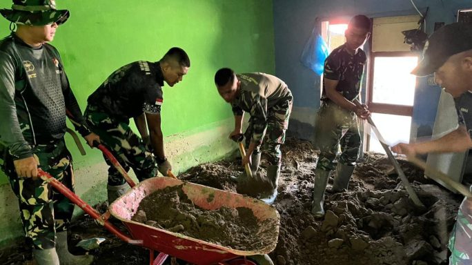 TNI Bersihkan SMPN 26 Takengon Pascabanjir Bandang di Aceh Tengah