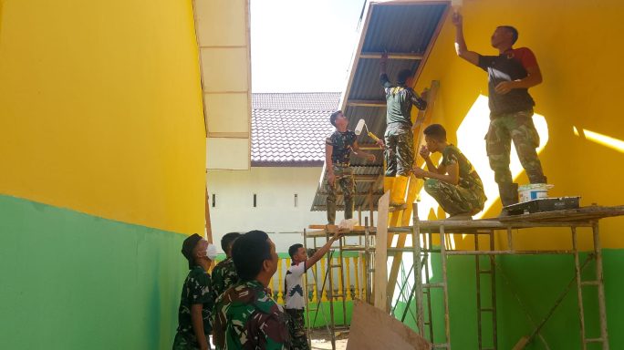 Terus Pulihkan Sekolah Pascabanjir, TNI cat Sekolah Dasar Gelanggang Merak