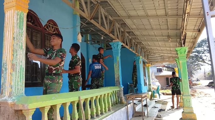 Prajurit Yonif TP 902/SPG Renovasi Mushola Al-Ikhsan Pascabanjir Aceh Tamiang