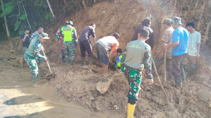 TNI dan Warga Perbaiki Jaringan Air Bersih Pascatanah Longsor di Alur Gading