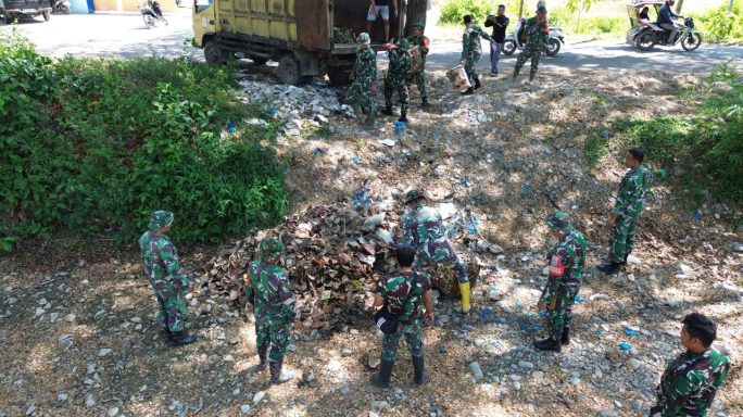 Babinsa Kodim 0108/Agara bersama Forkopimcam Laksanakan Karya Bakti Pembersihan Sungai Kali Bulan