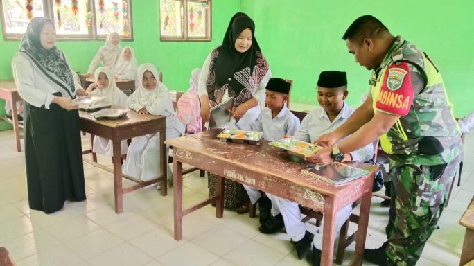 Babinsa Dampingi Penyaluran Makan Bergizi gratis Di Sekolah