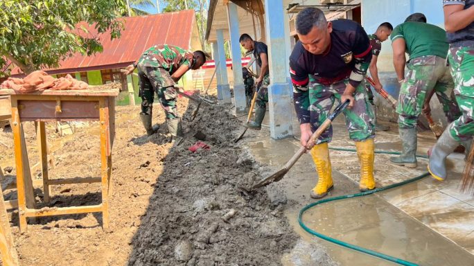 Satgas Gulbencal Kodim 0106/Aceh Tengah Bersihkan SMPN 26 Takengon Aceh Tengah