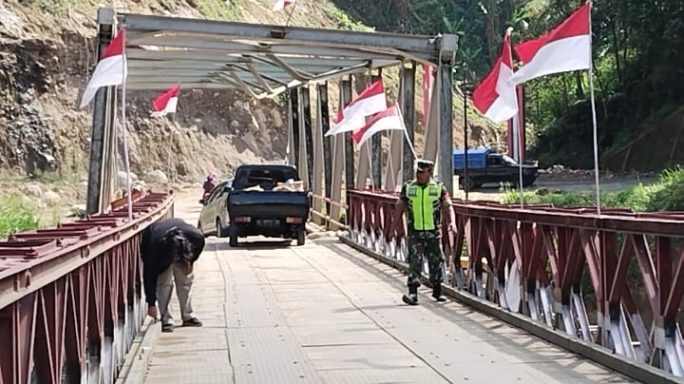 Pastikan Jembatan Bailey Tetap Aman Dilalui, Babinsa Rutin Laksanakan Patroli Pengecekan