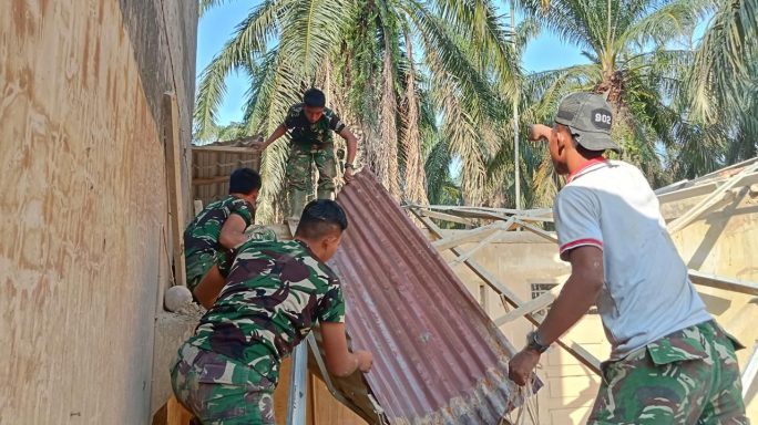 Anggota Koramil 05/Tamiang Hulu Bantu Warga Bongkar Puing Rumah Yang Robo Di Terjang Banjir