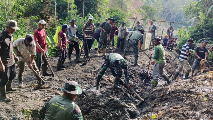Normalisasi Saluran Irigasi Pasca Bencana, Anggota Koramil 03/TG Gotong Royong Bersama Masyarakat