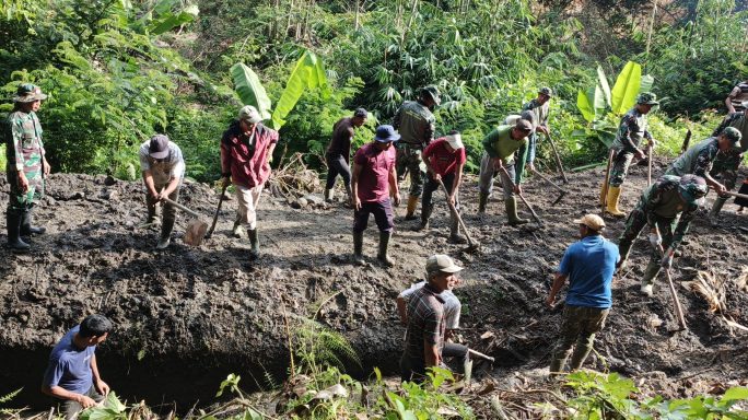 TNI dan Warga Gotong Royong Normalisasi Irigasi Terdampak Longsor di Timang Gajah Bener Meriah