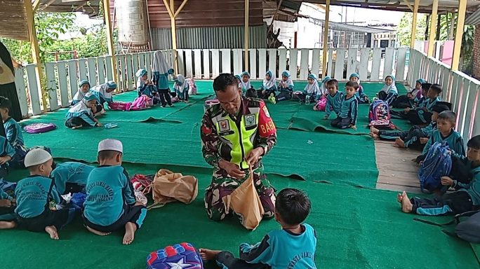 Peduli Generasi Emas, Babinsa Salurkan Program Makan Gratis Untuk Santri