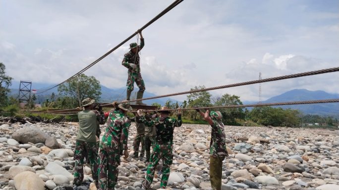 Babinsa Posramil Darul Hasanah Pembangunan Jembatan Terus Dikebut Pekerjaannya