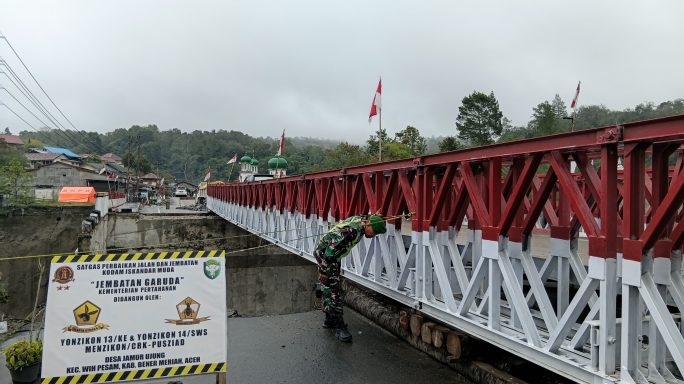Anggota Koramil 02/WPS Patroli Pengecekan jembatan Bailey Agar Tetap Aman Dilalui