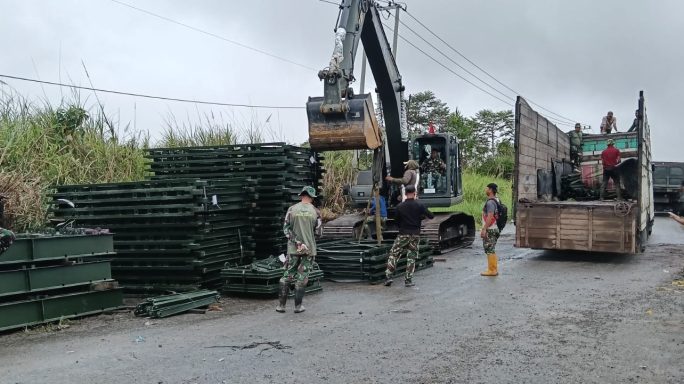 Demi Kemanusiaan, Satgas Tetap Bekerja Keras Di Hari Meugang Bangun Jembatan Bailey Di Desa Karang Rejo
