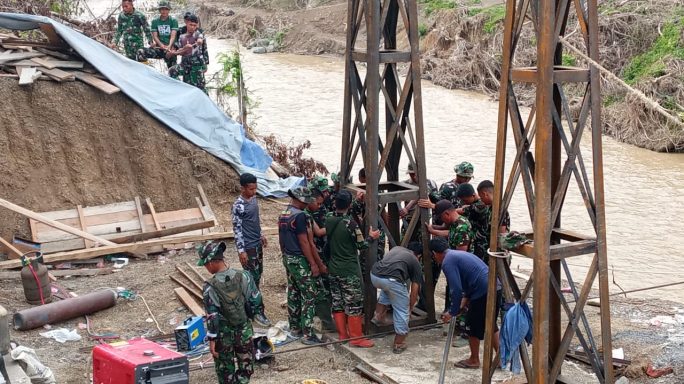 Progres Jembatan Gantung Kalaili Capai 48,5 Persen, Satgas Kodim 0106/Ateng Kebut Pekerjaan