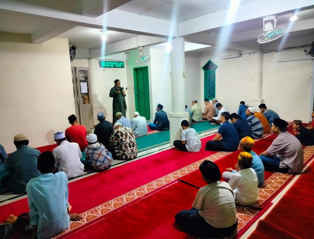 Babinsa Koramil Lhoknga Isi Taushiah Tarawih Perdana Ramadhan di Gampong Bitai