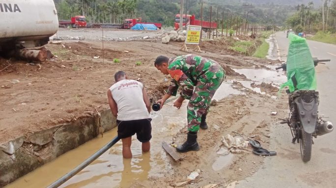 Jaga Kebutuhan Air Bersih Warga Tetap Terpenuhi Babinsa Ajak Gotong Royong Perbaiki Pipa
