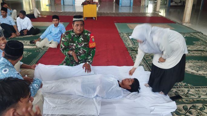 Babinsa Koramil 03/Lhoknga Beri Materi Pengurusan Jenazah di SMA Fajar Hidayah Aceh Besar