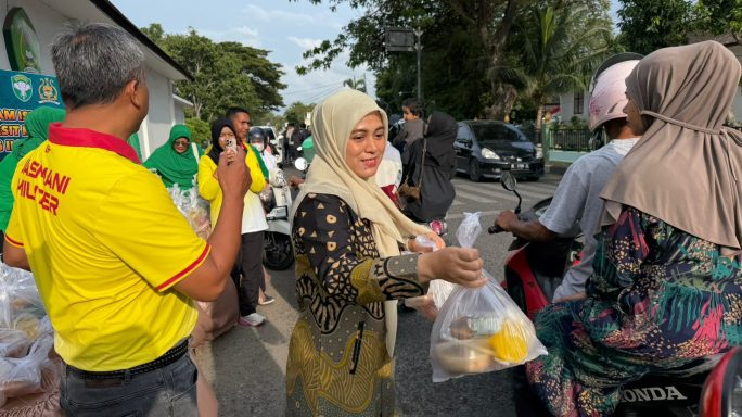 Prajurit Jasdam IM dan Persit KCK Ranting 2 Jas Cabang II PD IM Bagikan Ratusan Paket Takjil di Neusu Jaya Banda Aceh