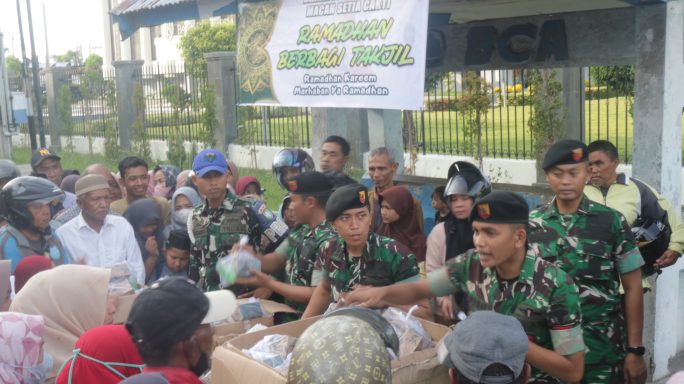 Prajurit Yonkav 11/MSC Bagikan Ratusan Paket Takjil di Lhokseumawe dan Bener Meriah