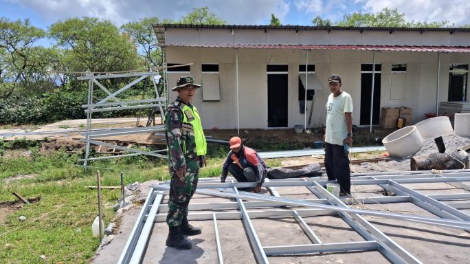 Terjun Langsung Ke Lokasi Pembangunan Huntara, Babinsa Pastikan Sesuai Rencana