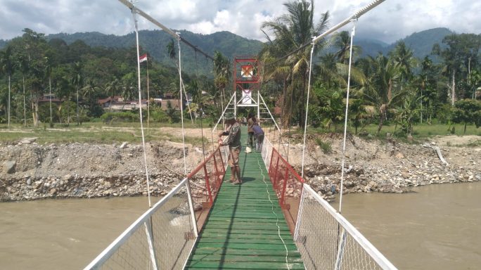 Anggota Kodim 0108/AgaraRampungkan Pembangunan Jembatan Gantung Garuda di Wilayah Binaan