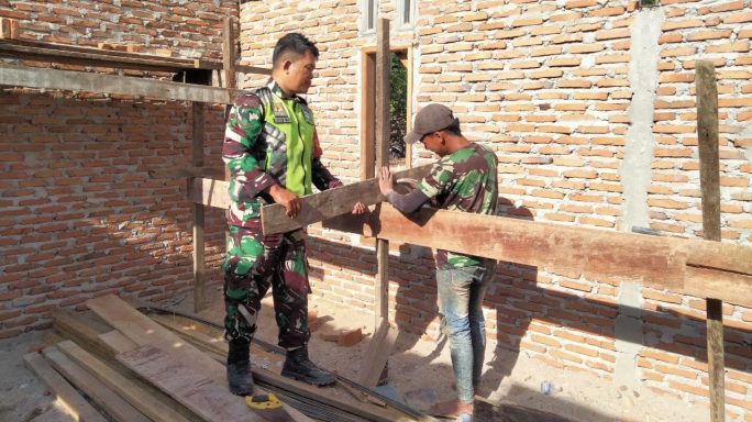 Ringankan Beban Warga Desa Binaan Babinsa Hadir Bantu Bangun Rumah