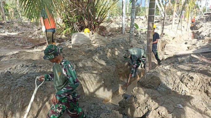 Babinsa Ketambe dan Warga Gotong Royong Bersihkan Parit di Desa Lueser Aceh Tenggara