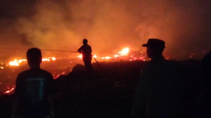 Babinsa Koramil 02/Karang Baru Kodim 0117/Aceh Tamiang Bantu Padamkan Kebakaran Tumpukan Kayu Pasca Banjir Bandang di Desa Tanjung Karang