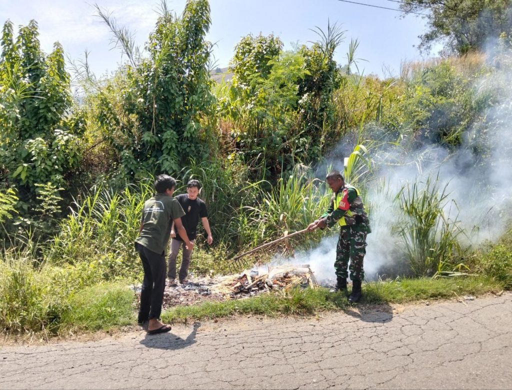 Babinsa Gotong Royong Bersama Warga Bersihkan Lingkungan
