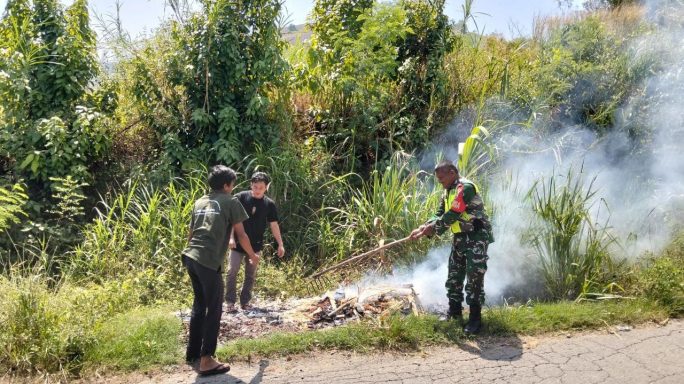 Babinsa Gotong Royong Bersama Warga Bersihkan Lingkungan