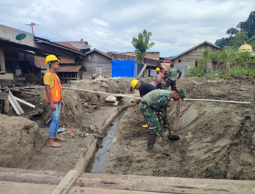 TNI dan Warga Bersihkan Parit di Desa Jati Sara Aceh Tenggara