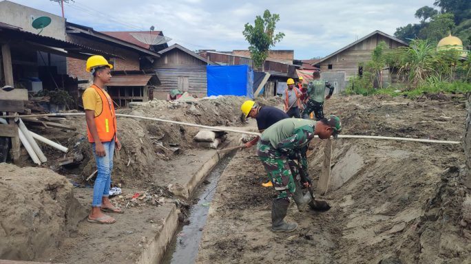 TNI dan Warga Bersihkan Parit di Desa Jati Sara Aceh Tenggara
