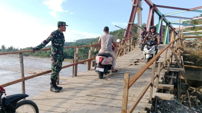 Jaga Keselamatan Babinsa Pantau Jalan Darurat Saat Warga Beraktifitas