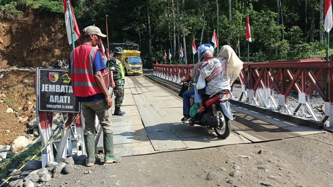 Babinsa Koramil 03/TG Laksanakan Patroli dan Bantu Atur Lalu Lintas di Jembatan Bailey